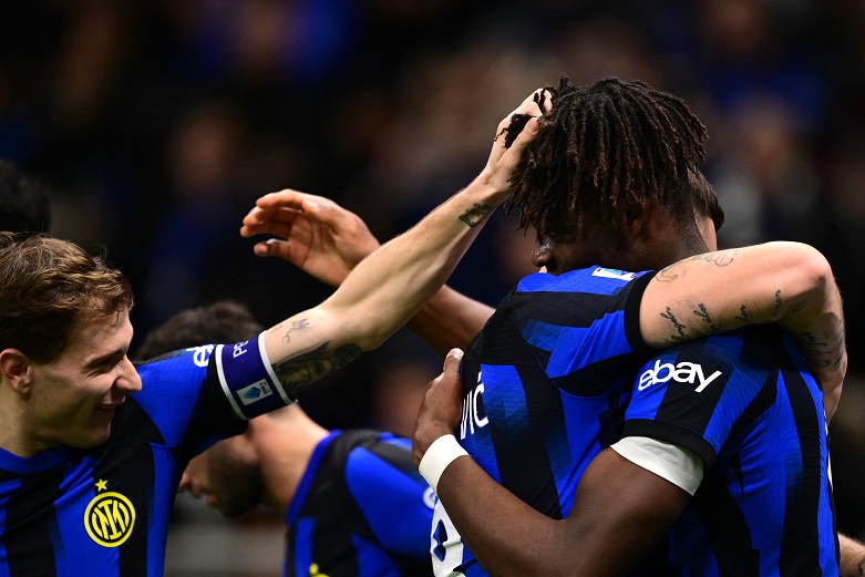 Nicolò Barella con Yann Bisseck dopo l'ingresso nella classifica marcatori