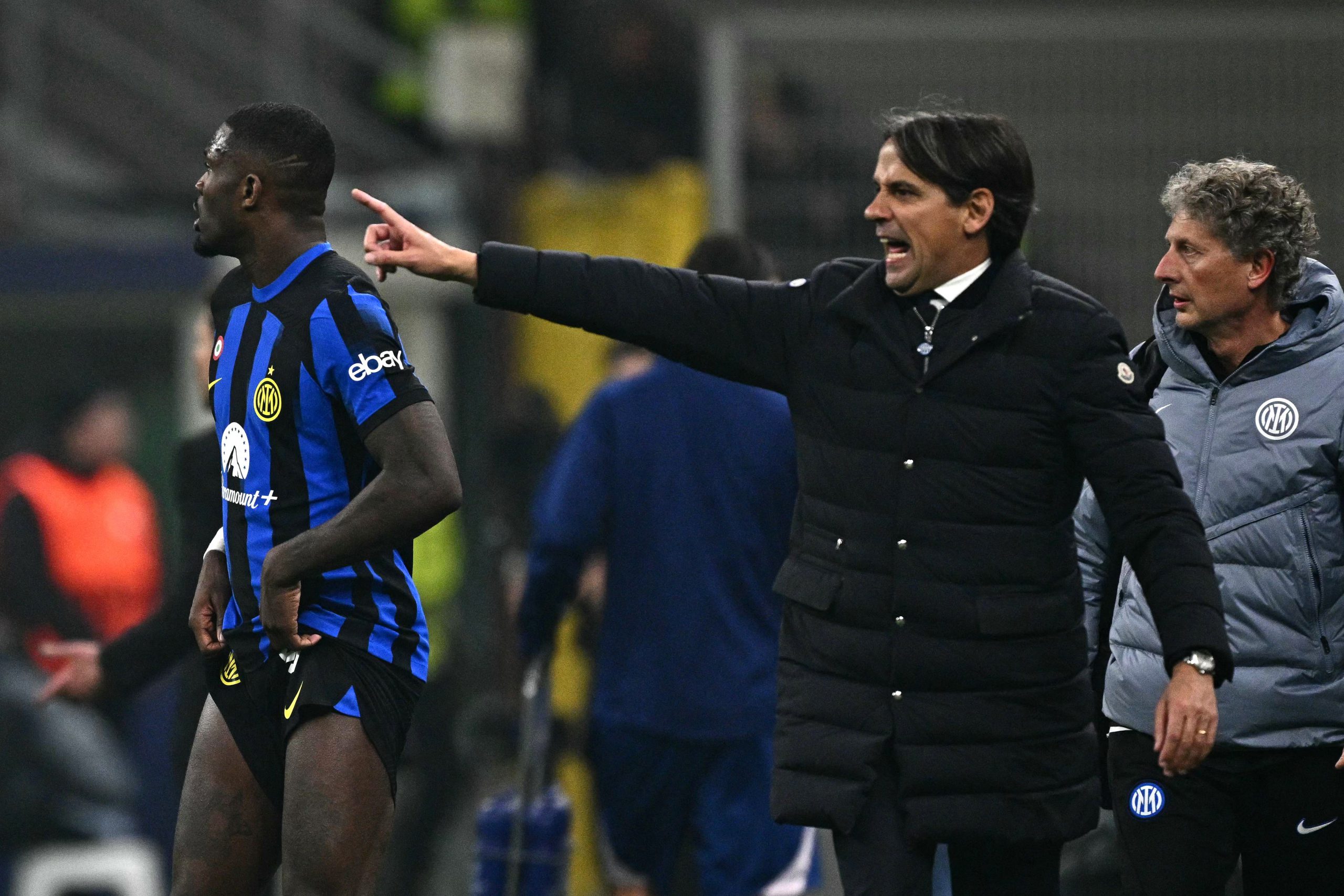 Marcus Thuram con Simone Inzaghi in Inter-Atletico Madrid di Champions League (Photo by Gabriel Bouys/AFP via Getty Images/OneFootball)