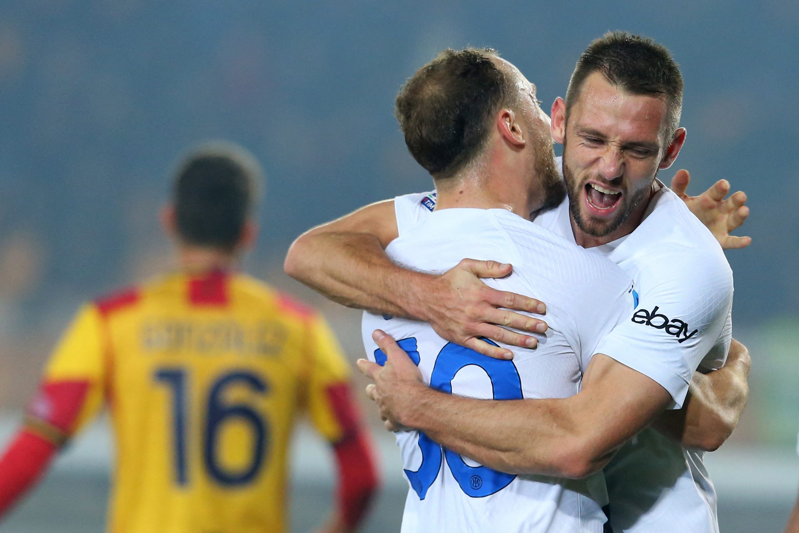 Stefan de Vrij con Carlos Augusto dopo il gol in Lecce-Inter di Serie A (Photo by Carlo Hermann/AFP via Getty Images/OneFootball)