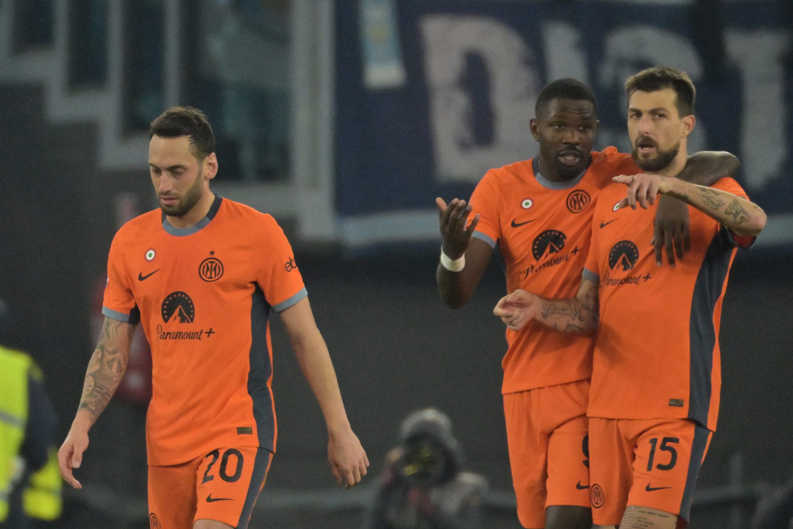Marcus Thuram e Francesco Acerbi con Hakan Calhanoglu in Lazio-Inter di Serie A (Photo by Andreas Solaro/AFP via Getty Images/OneFootball)