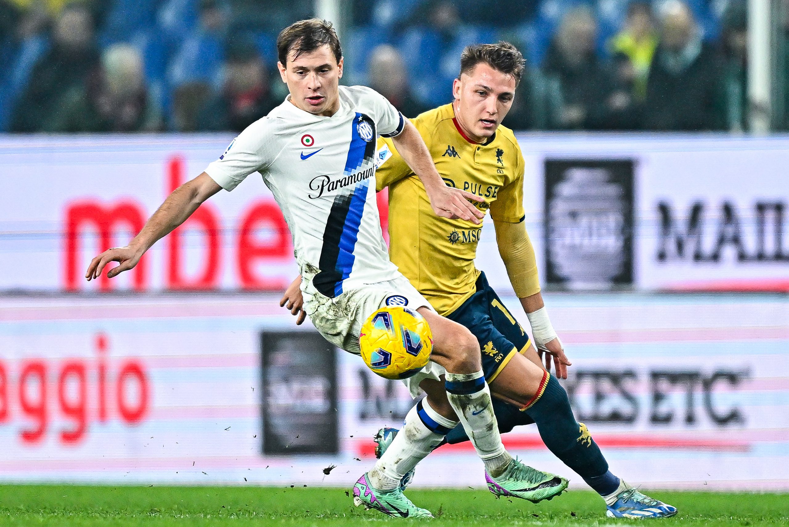 Nicolò Barella e Mateo Retegui in Genoa-Inter