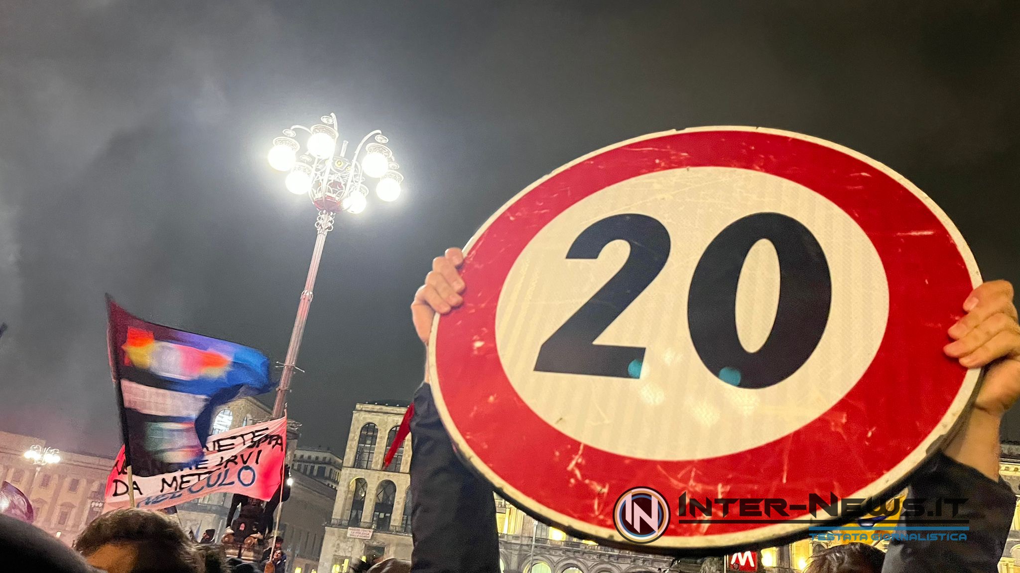 Scudetto Inter tifosi piazza Duomo