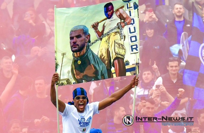 Denzel Dumfries e lo striscione su Theo Hernandez