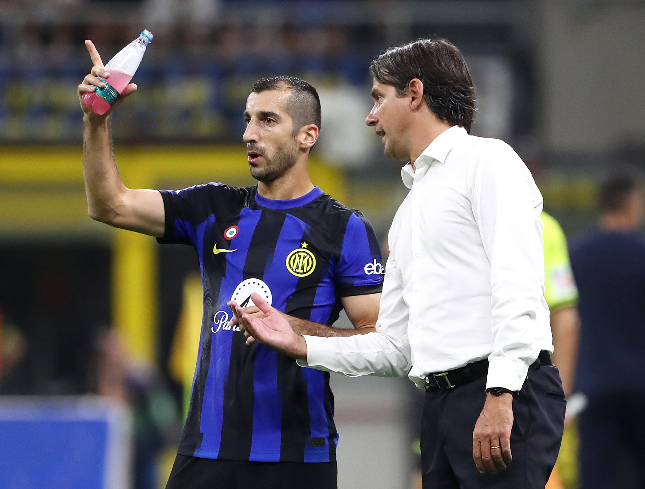 Henrikh Mkhitaryan e Simone Inzaghi in Inter-Fiorentina di Serie A (Photo by Marco Luzzani/Getty Images via OneFootball)