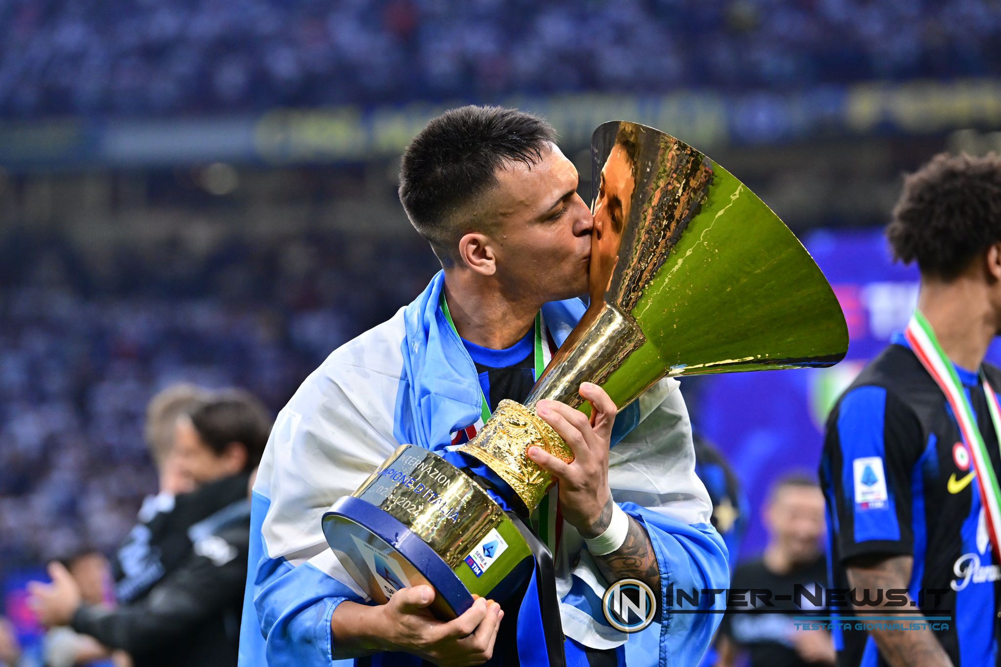 Lautaro Martinez bacio trofeo