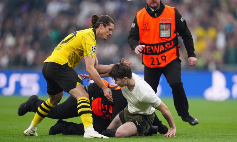 Borussia Dortmund-Real Madrid, invasione di campo nella finale di Champions League a Wembley