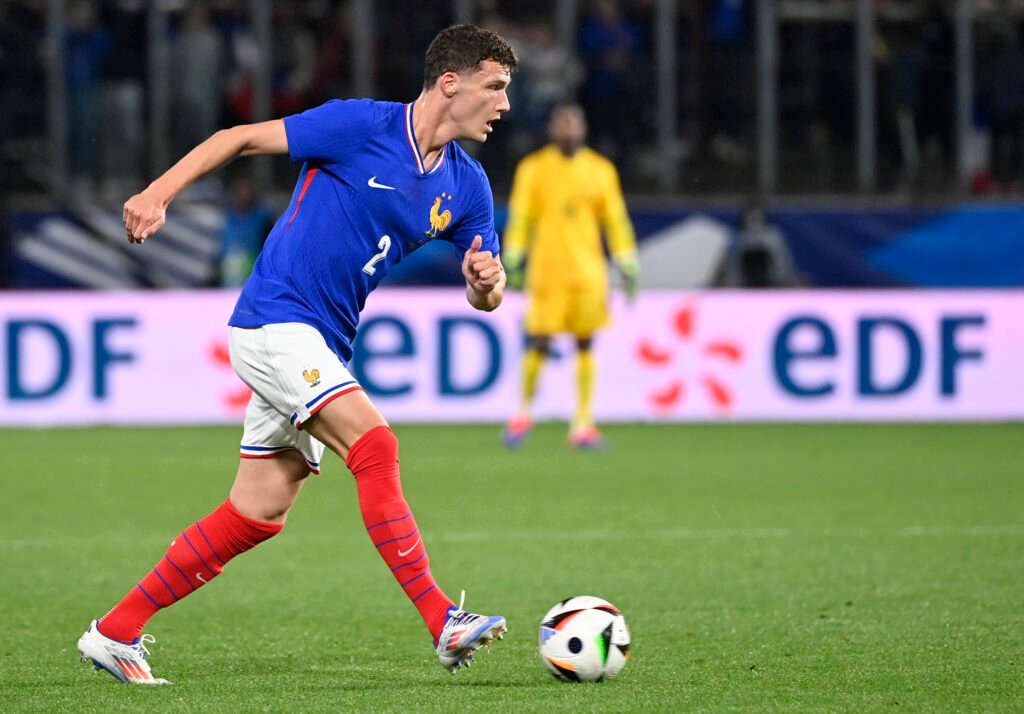 Benjamin Pavard con la Nazionale Francese prima di EURO 2024 (Photo by Christophe Verhaegen/AFP via Getty Images/OneFootball)