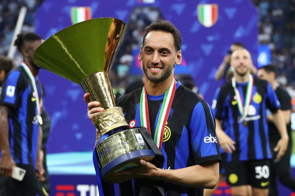 Hakan Calhanoglu, Inter, col trofeo dello Scudetto