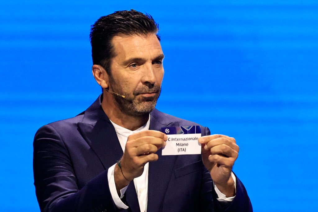 Gianluigi Buffon estrae l'Inter nel sorteggio della fase campionato di Champions League