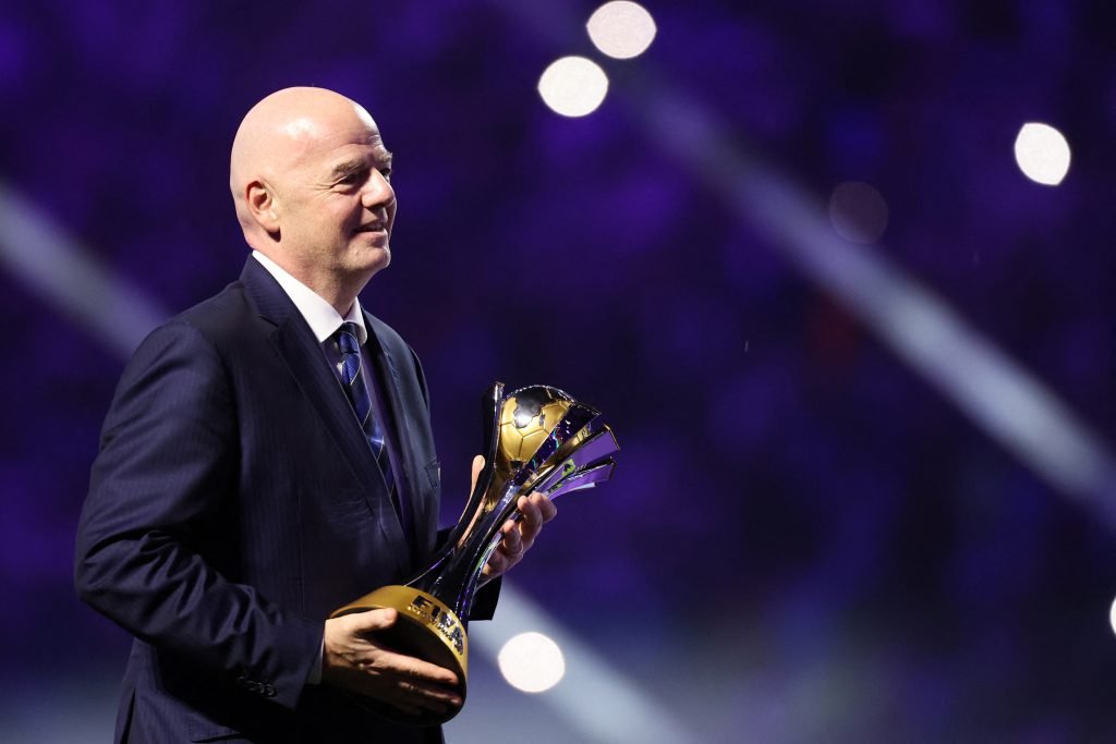 Gianni Infantino con la coppa del Mondiale per Club