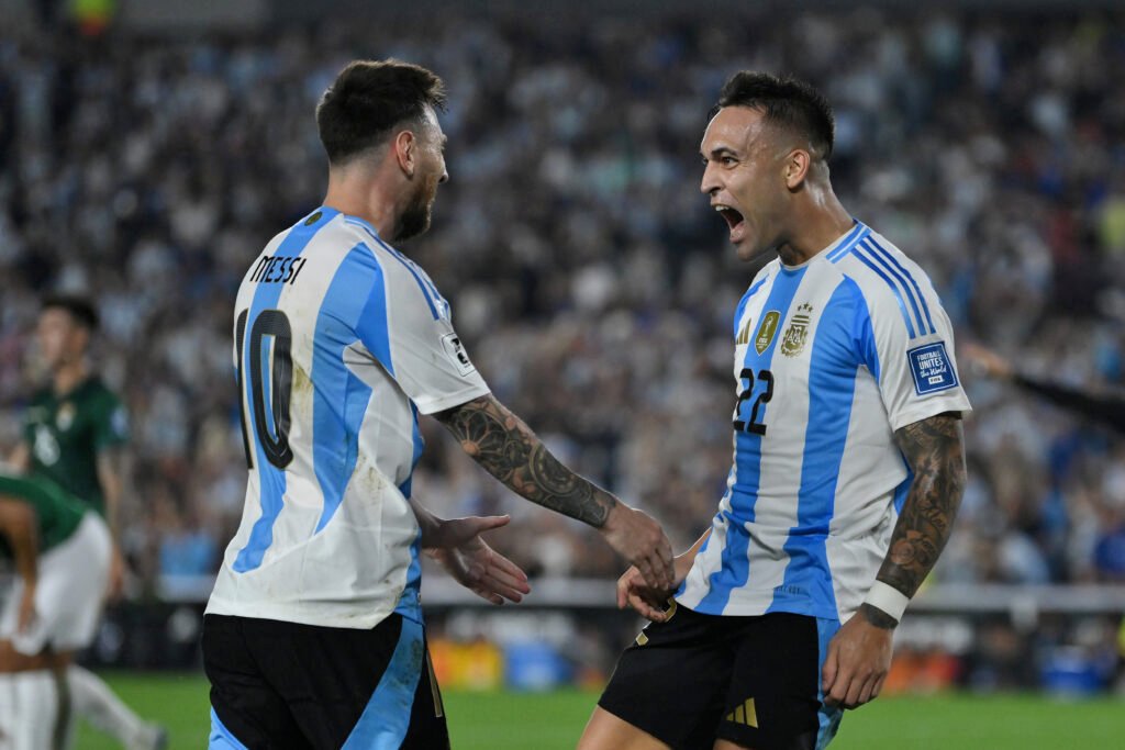 Lautaro Martinez e Lionel Messi in Argentina-Bolivia