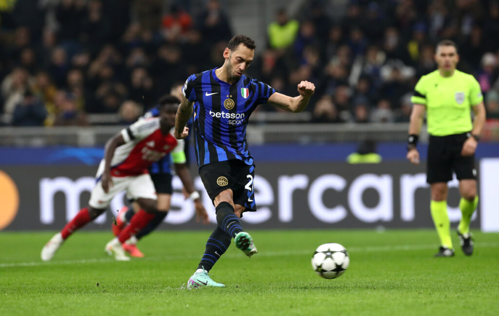 Hakan Calhanoglu batte il rigore in Inter-Arsenal