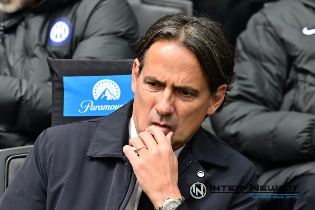 Simone Inzaghi pensieroso seduto sulla panchina Inter (Photo by Tommaso Fimiano/Inter-News.it ©)