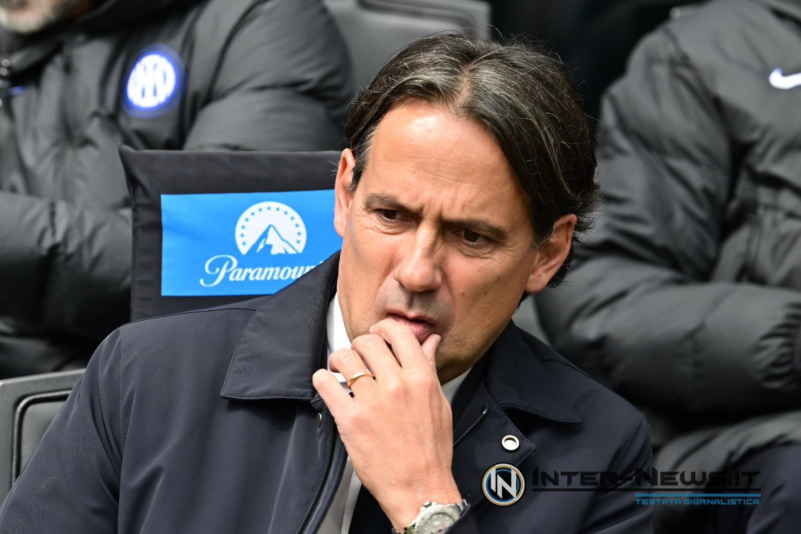 Simone Inzaghi pensieroso seduto sulla panchina Inter (Photo by Tommaso Fimiano/Inter-News.it ©)