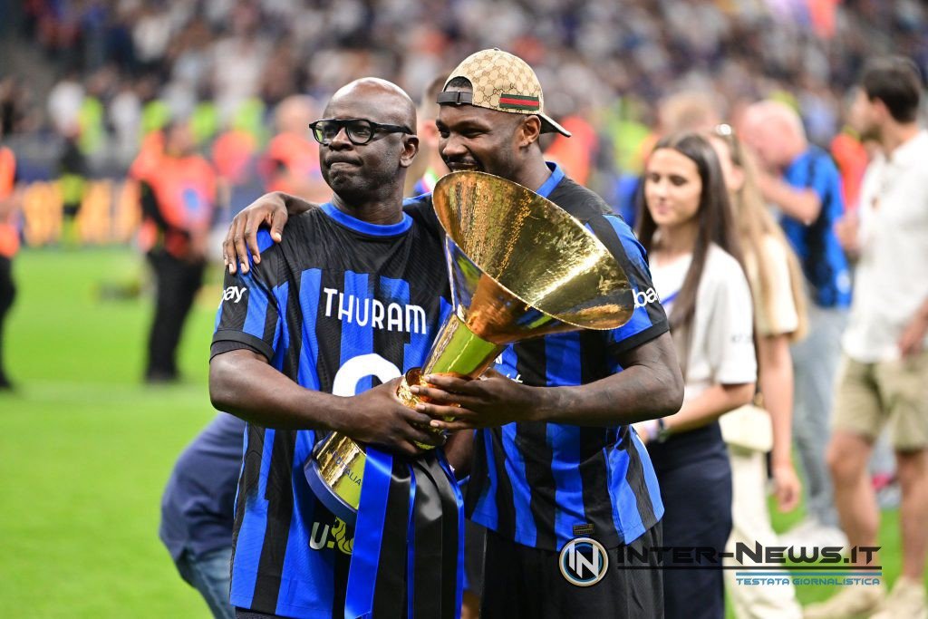 Marcus e Lilian Thuram in maglia Inter durante i festeggiamenti dello scudetto