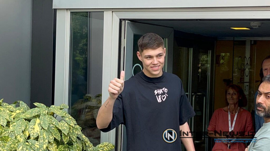 Tomas Palacios fa un cenno ai tifosi Inter presenti alle sue visite mediche presso il CONI di Milano (Photo by Onorio Ferraro/Inter-News.it ©)