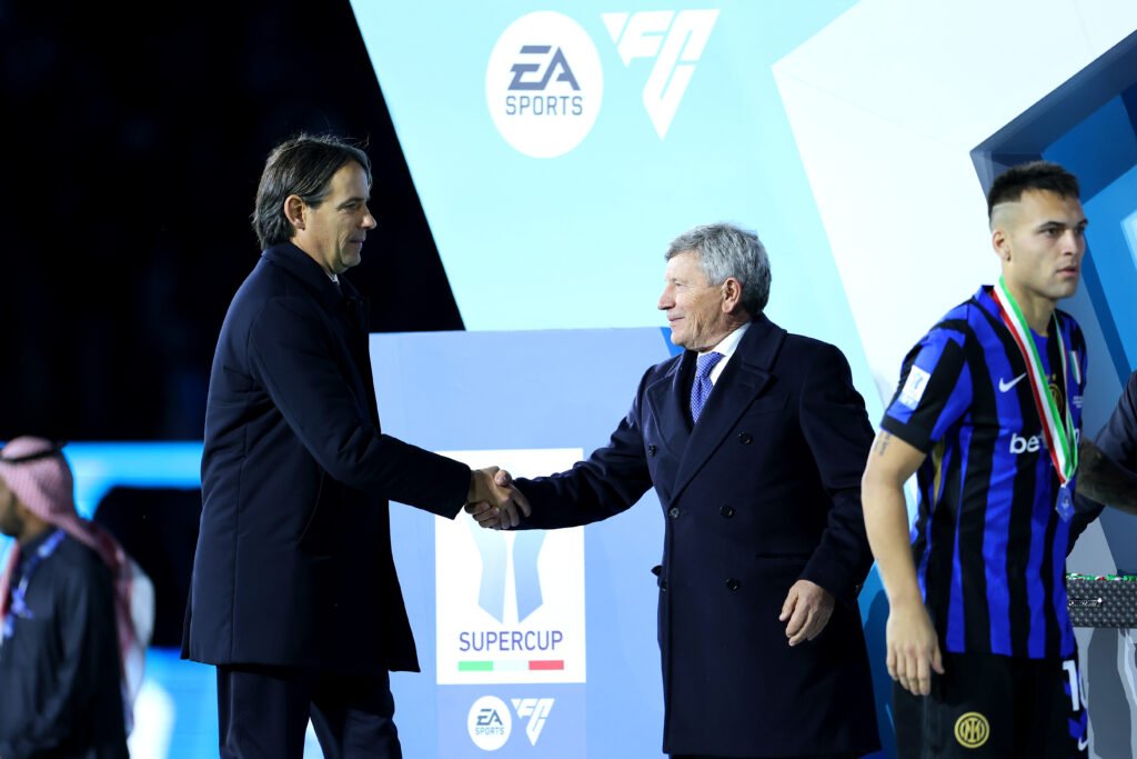 Simone Inzaghi e Lautaro Martinez nella premiazione della Supercoppa Italiana dopo Inter-Milan