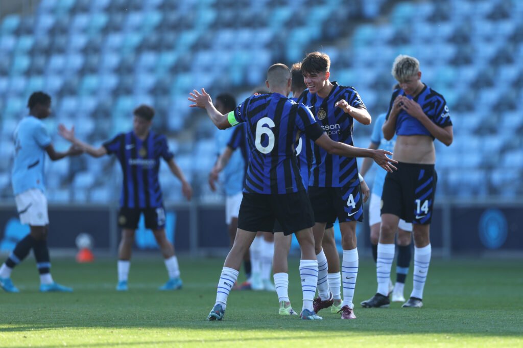 Mattia Zanchetta e Christos Alexiou esultano in Manchester City-Inter, Primavera. Youth League