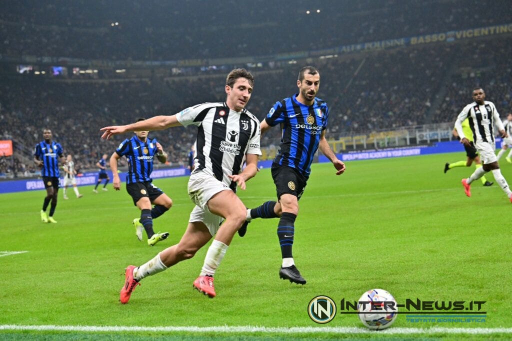 Henrikh Mkhitaryan e Andrea Cambiaso in azione durante Inter-Juventus di Serie A (Photo by Tommaso Fimiano/Inter-News.it ©)