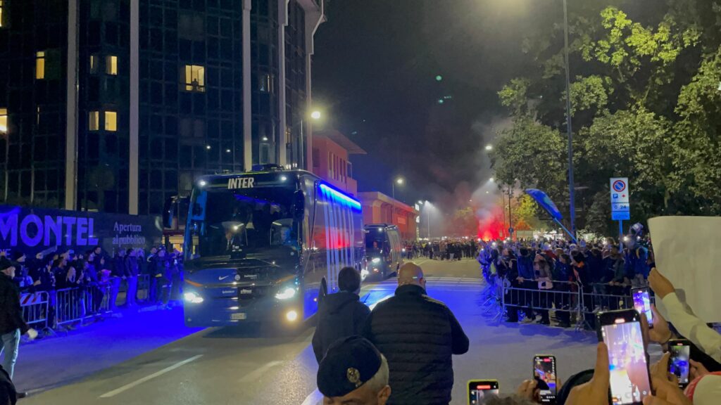 Inter-Venezia, i tifosi accolgono il pullman nerazzurro a San Siro