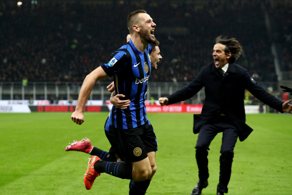 Stefan De Vrij e Simone Inzaghi esultano al gol in Milan-Inter