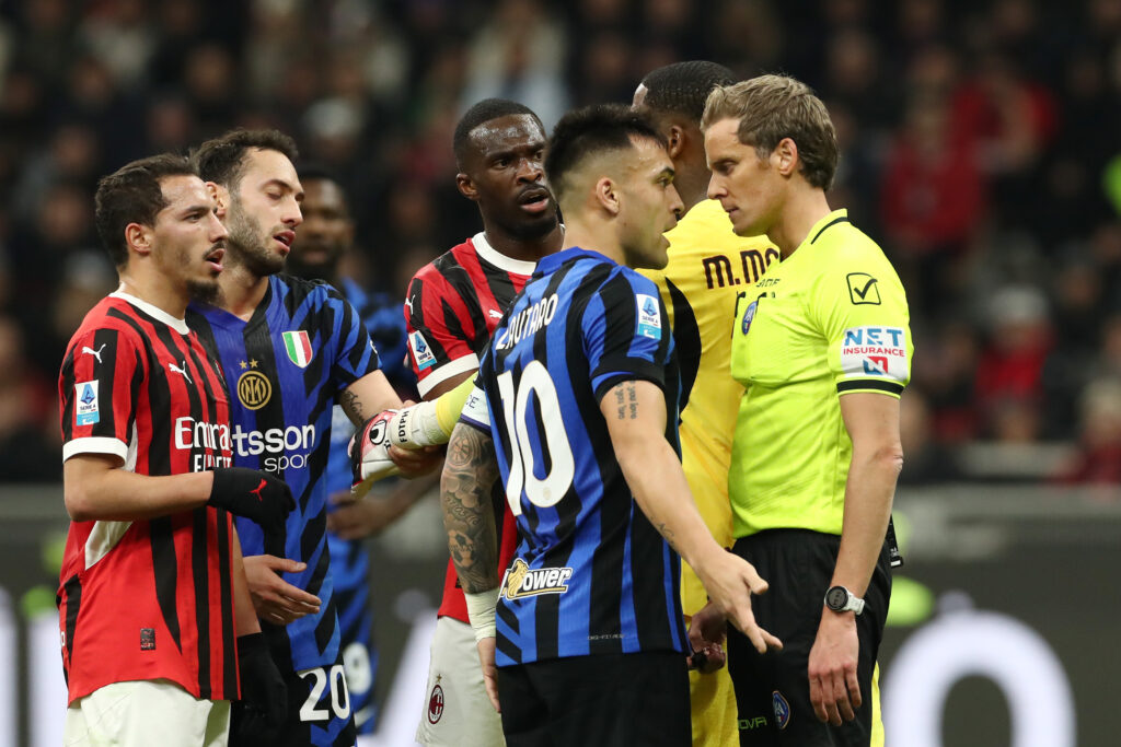 L'arbitro Daniele Chiffi e Lautaro Martinez in Milan-Inter