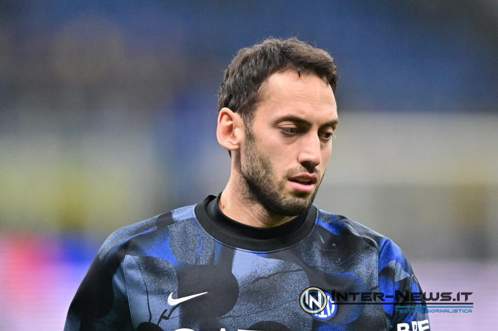 Hakan Calhanoglu durante il riscaldamento prima di Inter-Fiorentina di Serie A (Photo by Tommaso Fimiano/Inter-News.it ©)