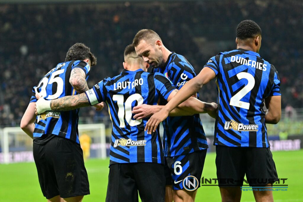 Lautaro Martinez abbraccia Stefan de Vrij, Denzel Dumfries e Alessandro Bastoni in Inter-Monza di Serie A (Photo by Tommaso Fimiano/Inter-News.it ©)