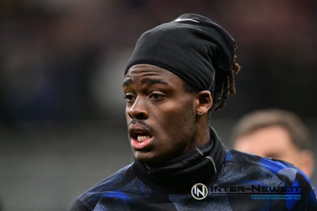 Yann Bisseck si riscalda in occasione di Inter-Como di Serie A (Photo by Tommaso Fimiano/Inter-News.it ©)