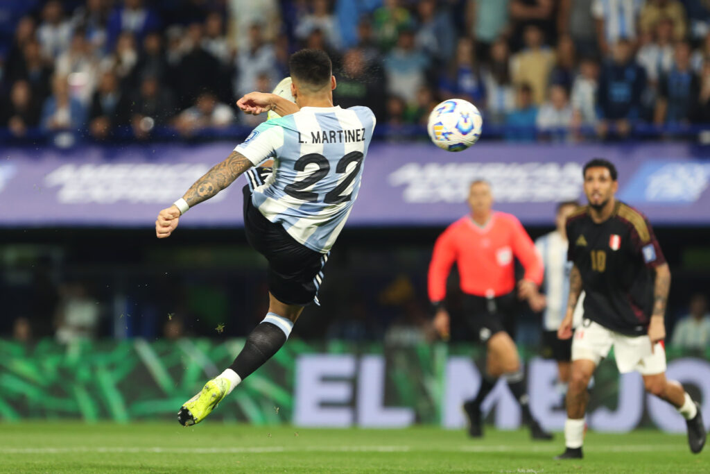 Lautaro Martinez gol Argentina-Perù (Photo by Daniel Jayo/Getty Images via OneFootball)