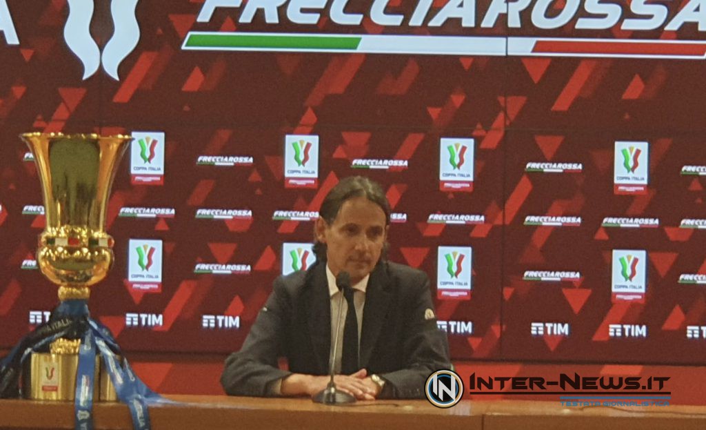Simone Inzaghi in conferenza stampa con la Coppa Italia dopo la finale Fiorentina-Inter (Photo by Davide Conzales, copyright Inter-News.it)