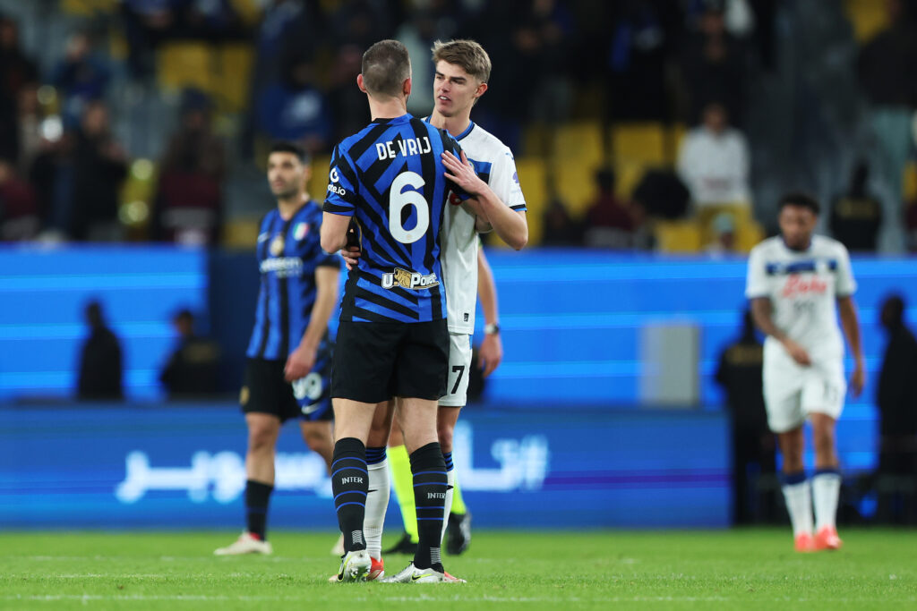 Stefan de Vrij e Charles De Ketelaere in Inter-Atalanta