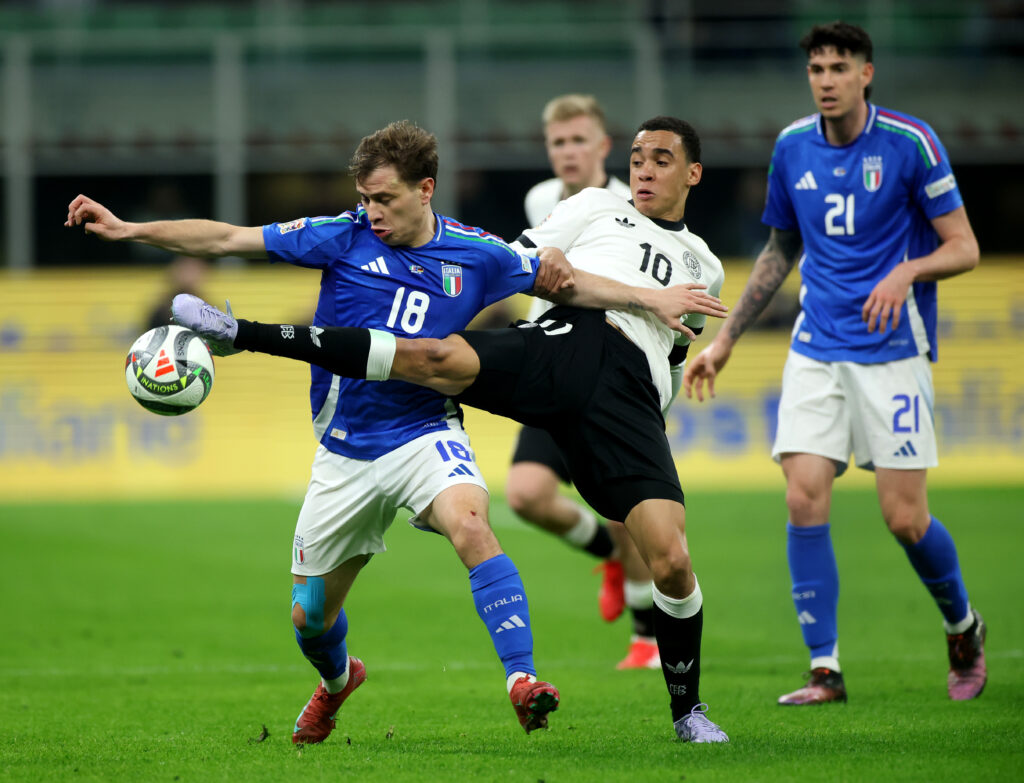 Jamal Musiala e i giocatori dell'Inter, Alessandro Bastoni e Nicolò Barella, in Italia-Germania di Nations League